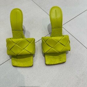 Bottega Lido Intrecciato Mule Sandals. Heel 9 cm/3.5”. Yellow/kiwi lambskin.